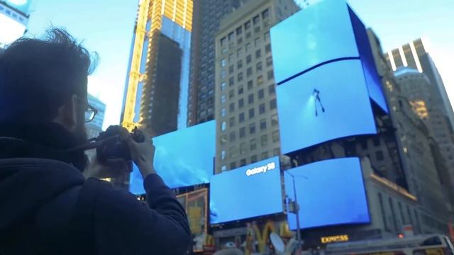Samsung Lights Up New York City’s Time Square for Galaxy S8’s Debut смотреть онлайн