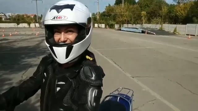 Фрагмент вождения на площадке мотошколы смотреть онлайн