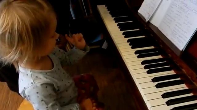 Лемешкина Марианна. 2 года 4 месяца. Знакомство с нотами ДО и РЕ (фрагмент урока) смотреть онлайн