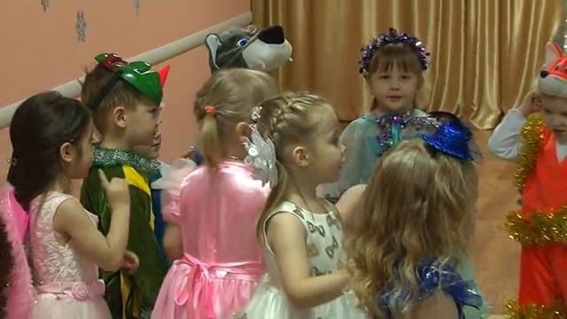 Песня про елку "По дорожке весело наши ножки шли". Новогодний утренник - 2017 смотреть онлайн