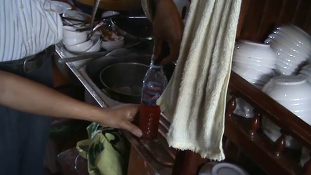 Змее отрезают голову ножницами