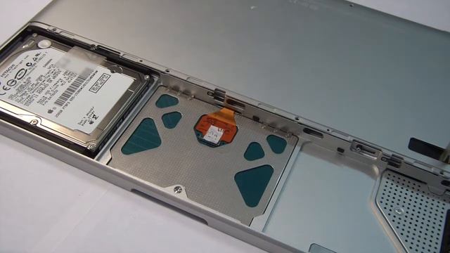 Замена жесткого диска в алюминиевом MacBook Unibody смотреть онлайн