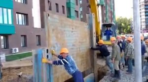 Траншейная крепь с роликовой распоркой и направляющими