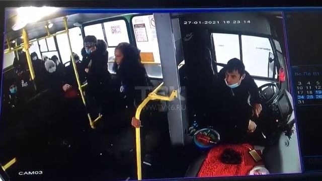 Кондуктор пинками выгнала из салона пассажирку в Красноярске смотреть онлайн