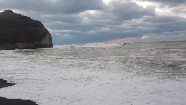 Сильный шторм 01.12.2021 в Дюрсо и Южной Озереевке. Новороссийск смотреть онлайн