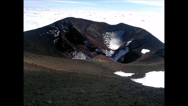 Вулкан Этна сползает в Средиземное море. Извержение вулкана Этна в Италии на Сицилии. смотреть онлайн