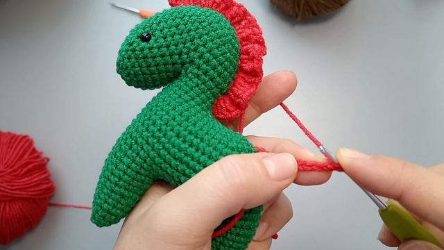 Вяжу гриву и хвост для лошадки-качалки. Мои два способа, без пришивания. смотреть онлайн