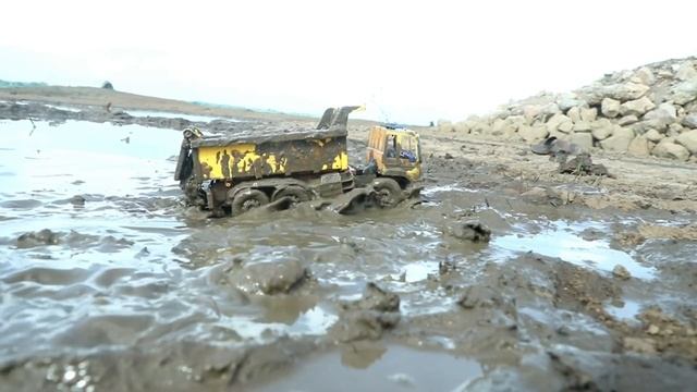 Игрушки в грязи и на пляже смотреть онлайн