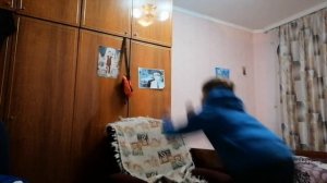 Как научится паркурить в домашних условиях, учимся далеко прыгать и и зацепливатся. ?