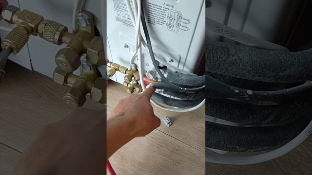 И такое бывает, плохо смонтированная мульти сплит система, наружный блок которой находится в комнат смотреть онлайн