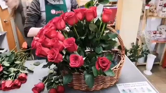 65 роз в корзине. Корзина роз. Большой букет. Сервис доставки цветов "15РОЗ" смотреть онлайн