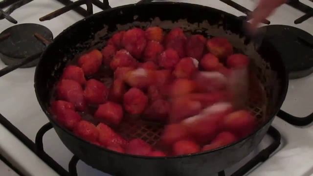 Десерт Горячая клубника | Рецепты десертов смотреть онлайн
