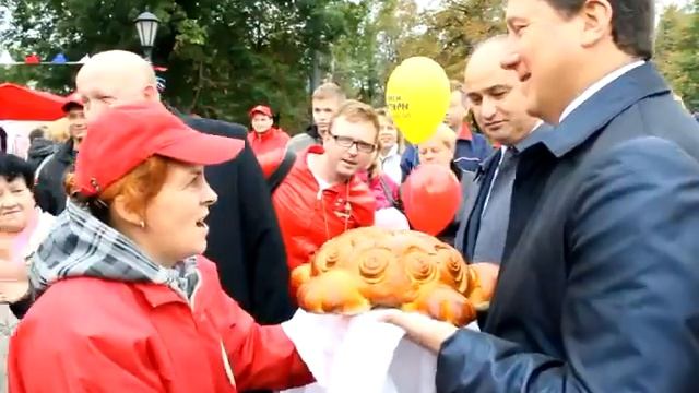 Олегу Сорокину подарили пирог.avi смотреть онлайн