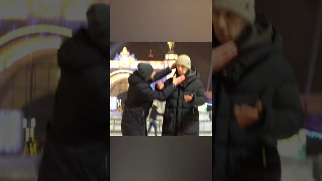 Проверка Махумуда после падения | Омар в Большом городе #shorts смотреть онлайн