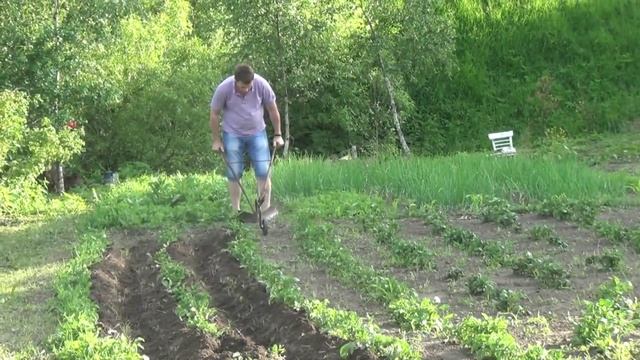 Как вспахать самому огород, поле. Кулибин дядя Вова. смотреть онлайн