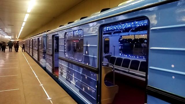 ТКЛ метро. Новогодний поезд ЕЖ-3/Ем508т. Вечерний маршрут : Планерная - Котельники - Планерная. смотреть онлайн