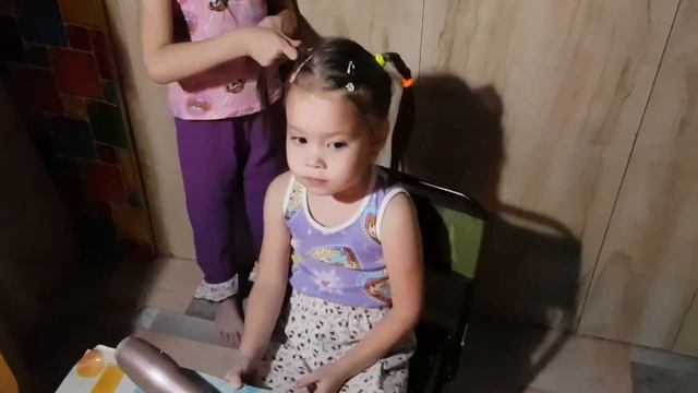 Милана делает прическу Лизе, а потом еще и легкий макияж) смотреть онлайн