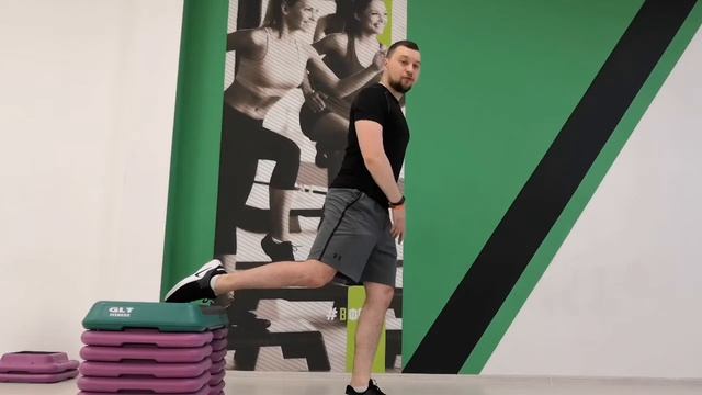 Техника выполнения упражнения "Болгарский сплит-присед" смотреть онлайн