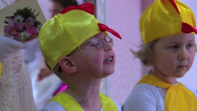 Поздравление от Младшей группы ЦЫПЛЯТА.avi смотреть онлайн