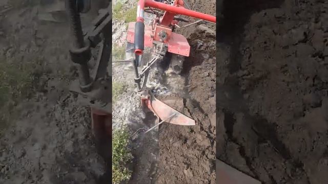 Мотоблок пашет сам... саморобний плуг. смотреть онлайн