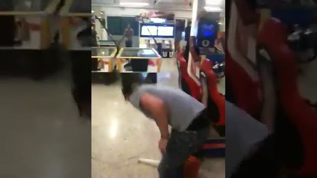 Tough Guy Epic Fail at Hammer Game смотреть онлайн