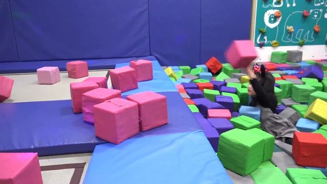 Боран играть с цветными кубиками