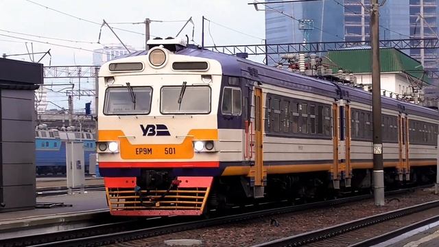 Прибытие электропоездов ЭР9М-544 и ЭР9М-501 на станцию Киев-пасс смотреть онлайн