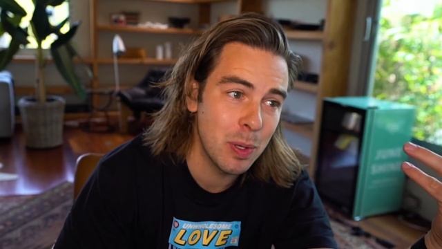 The influencer scams are getting worse... смотреть онлайн