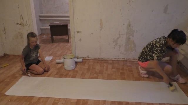 НАЧАЛИ РЕМОНТ В КОМНАТЕ\ПЕРВЫЕ ПРОБЛЕМЫ\КЛЕИМ ОБОИ\ДОМ В ДЕРЕВНЕ смотреть онлайн