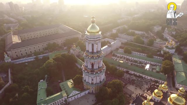Києво-Печерська Лавра з висоти пташиного польоту. 28 липня 2015 смотреть онлайн