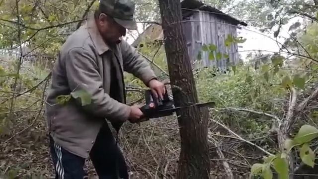 (#320) 04.10.21 Повседневный деревенский быт! Ремонт пилы! Работа пилой! Поломка пилы!(часть2). смотреть онлайн