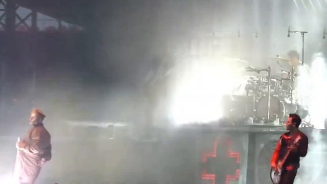 Тилль Линдеманн ТАНЦУЕТ на сцене | Till Lindemann dance смотреть онлайн