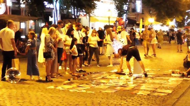 Одесса, Дерибасовская - По переулкам бродит лето / Odessa, summer fun on Deribasovskaya St. смотреть онлайн