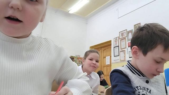 это я в школе на трудах класс нам можно было в телефонах сидеть классно смотреть онлайн