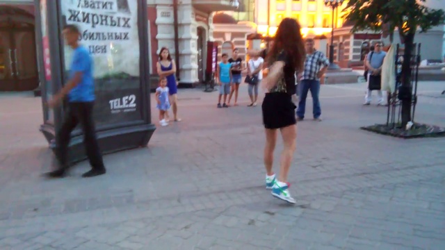 ДО СЛЕЗ. УЛИЧНАЯ ТАНЦОВЩИЦА В ЦЕНТРЕ КАЗАНИ ► Вы Должны Посмотреть На Этот Душевный Танец