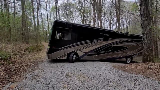 Driving a brand new 402ts diesel sportscoach pusher up a steep driveway. смотреть онлайн
