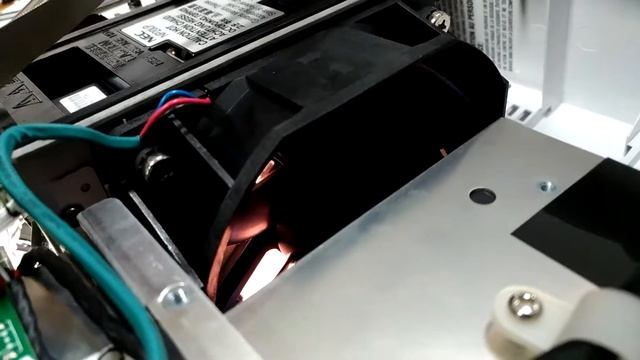 NEC NP-U310W ファン故障のためか起動時に回らない様子