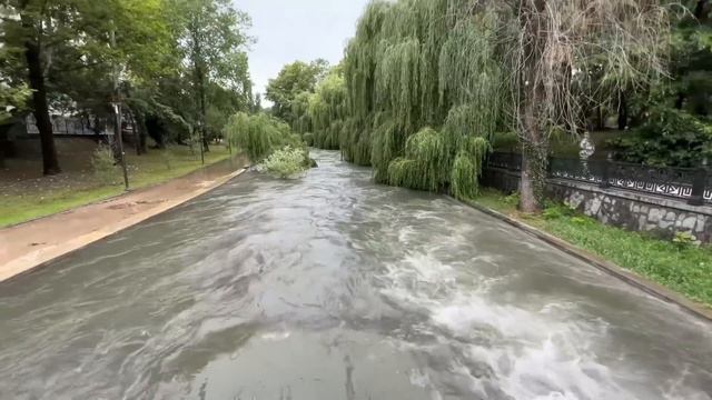 Мощный поток воды с Симферопольского водохранилища. Салгир вышел из берегов. смотреть онлайн