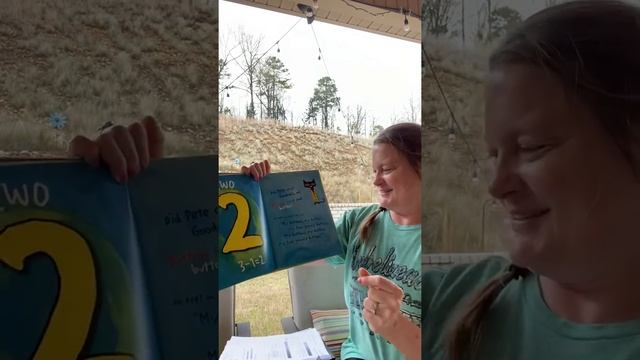 Pete the Cat and His Four Groovy Buttons read by Mrs. Henderson смотреть онлайн