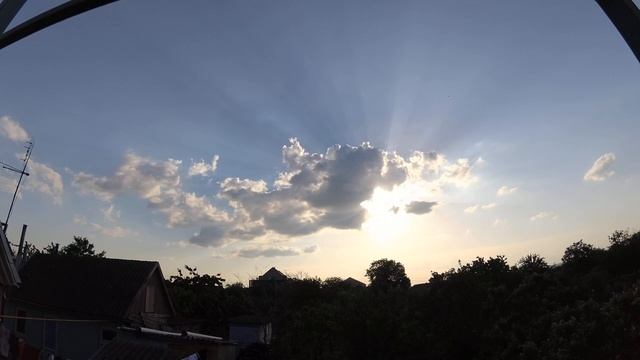 Облака красиво меняют форму и преломляют солнечный свет в убыстренной съемке. 4K.