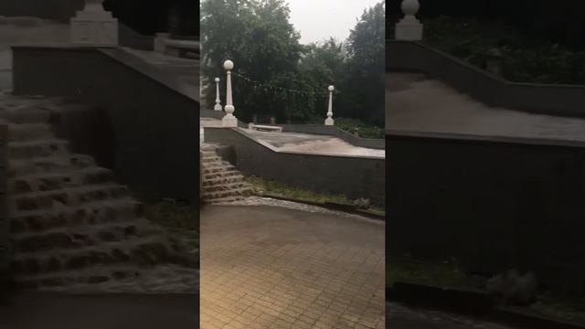 Лестница к набережной в Брянске превратилась в горную реку смотреть онлайн