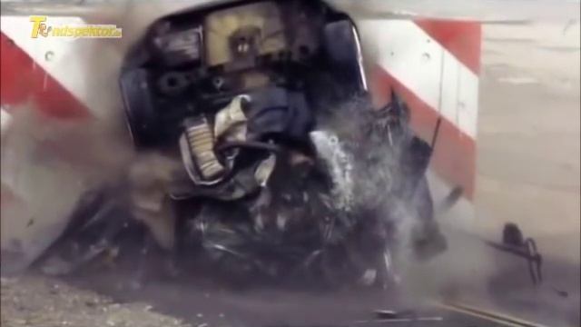 Ford Focus mit 200kmh/h vor die Wand - Mega Crash смотреть онлайн