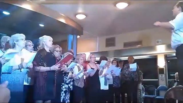 "Эй Ухнем" - исполняет хор французских туристов руководитель Виктор Баринов смотреть онлайн