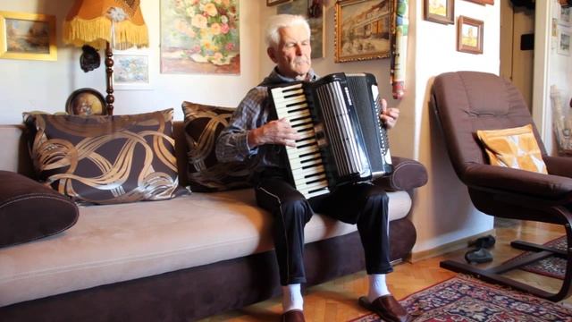 Jan Bułczyński gra na akordeonie "Katiusza" смотреть онлайн