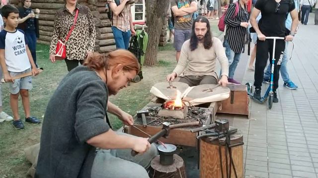 Работа походной кузницы на фестивале "Времена и эпохи" смотреть онлайн