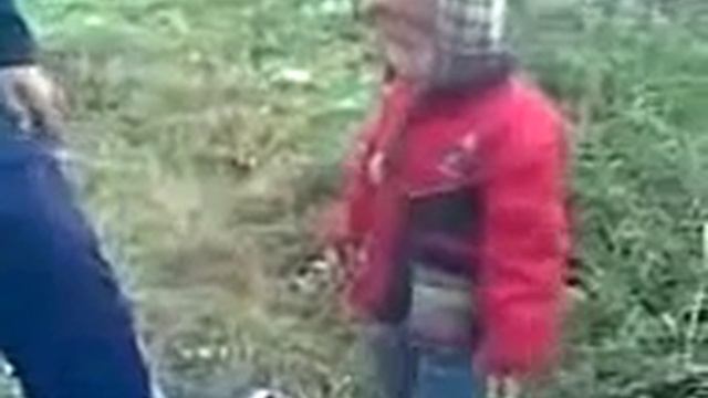 Мелкий паренек пытается завести косилку смотреть онлайн