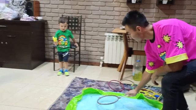 Первый день рождения Аруши! у аниматора что-то с мыльным раствором смотреть онлайн