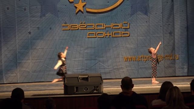 КАК ЁЖИК И МЕДВЕЖОНОК ЗВЁЗДЫ СЧИТАЛИ. Нагибина Кира и Сотникова Аксинья.Школа танца "Азорэль". тане смотреть онлайн