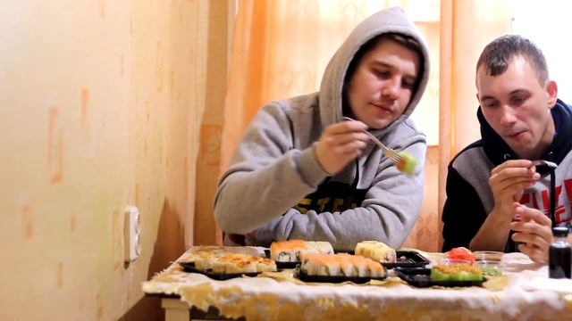 В ПЕРВЫЙ РАЗ ПРОБУЕМ СУШИ РОЛЛЫ ОТ КОМПАНИИ ENJOY смотреть онлайн