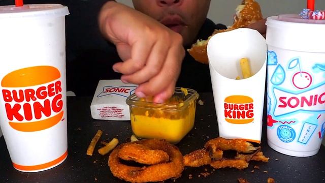 BURGER KING VS SONIC DRIVE IN CHEESEBURGER ONION RINGS CHEESE SAUCE BIG BITES EATING SOUNDS ASMR MU смотреть онлайн